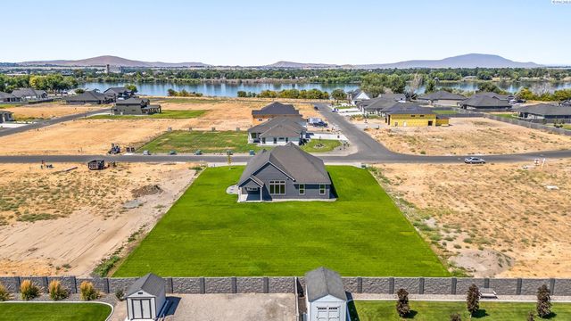 6627 Lazy B Drive, Pasco, WA 98301