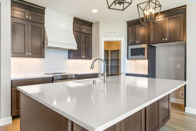 6627 Lazy B Drive, Pasco, WA 98301