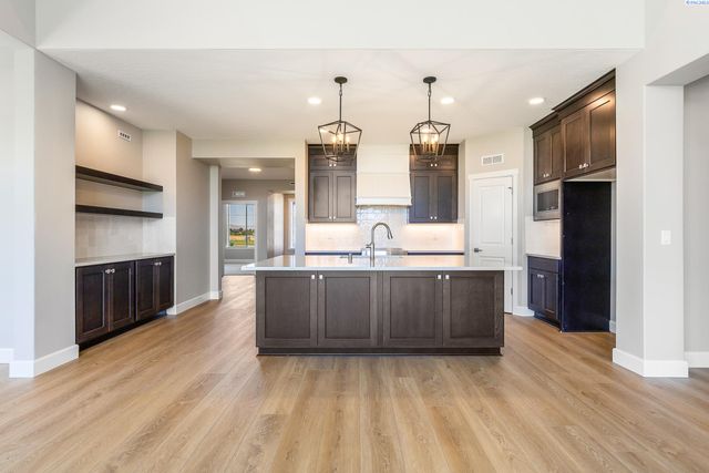 6627 Lazy B Drive, Pasco, WA 98301