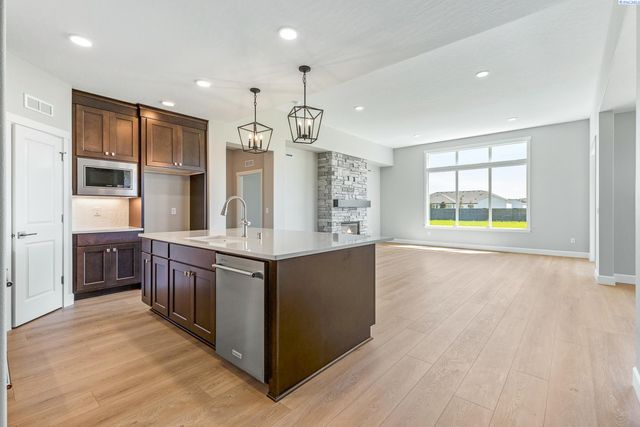 6627 Lazy B Drive, Pasco, WA 98301