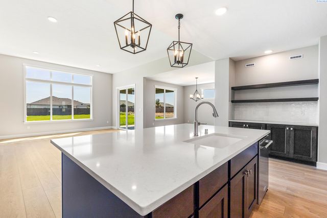 6627 Lazy B Drive, Pasco, WA 98301