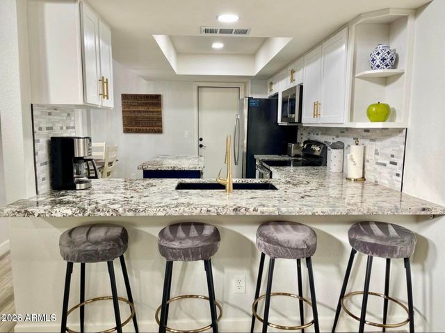 9040 E WINCHCOMB Drive, Scottsdale, AZ 85260