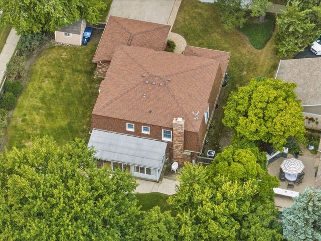 11 Birchwood Avenue, Deerfield, IL 60015