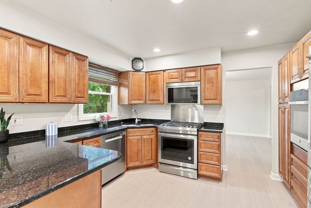 11 Birchwood Avenue, Deerfield, IL 60015