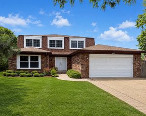 11 Birchwood Avenue, Deerfield, IL 60015