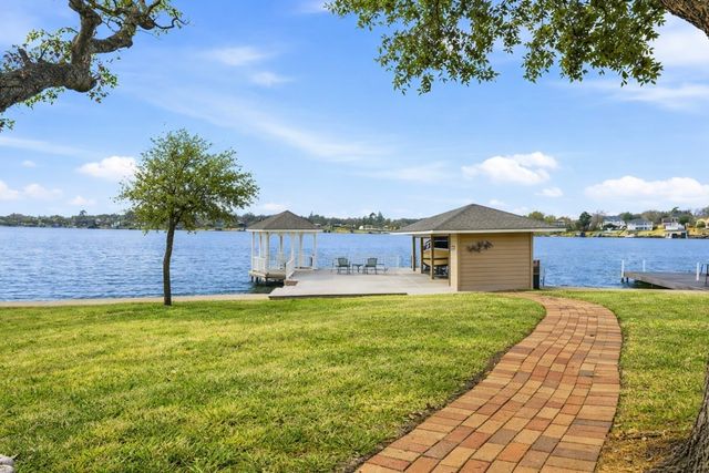 143 Blackfoot Trail, Lake Kiowa, TX 76240