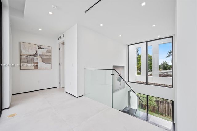 2096 Alamanda Dr, North Miami, FL 33181