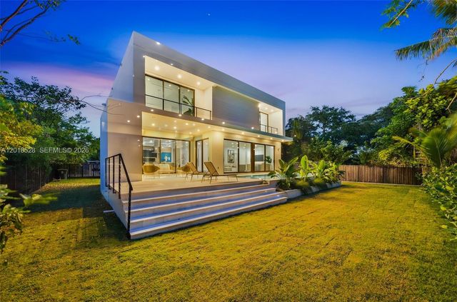 2096 Alamanda Dr, North Miami, FL 33181