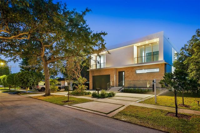 2096 Alamanda Dr, North Miami, FL 33181