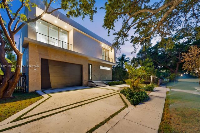 2096 Alamanda Dr, North Miami, FL 33181
