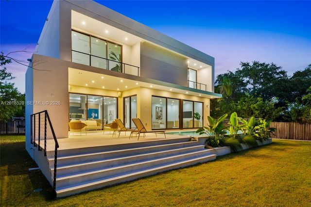 2096 Alamanda Dr, North Miami, FL 33181