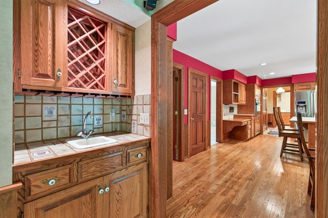 18401 Beaverwood Hill, Minnetonka, MN 55345