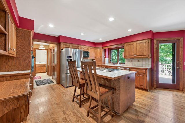 18401 Beaverwood Hill, Minnetonka, MN 55345