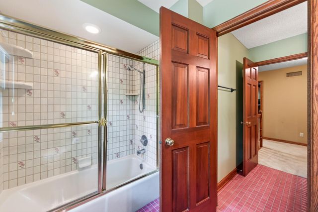 18401 Beaverwood Hill, Minnetonka, MN 55345
