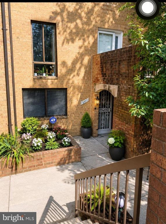 3107 HAWTHORNE DR NE, Washington, DC 20017