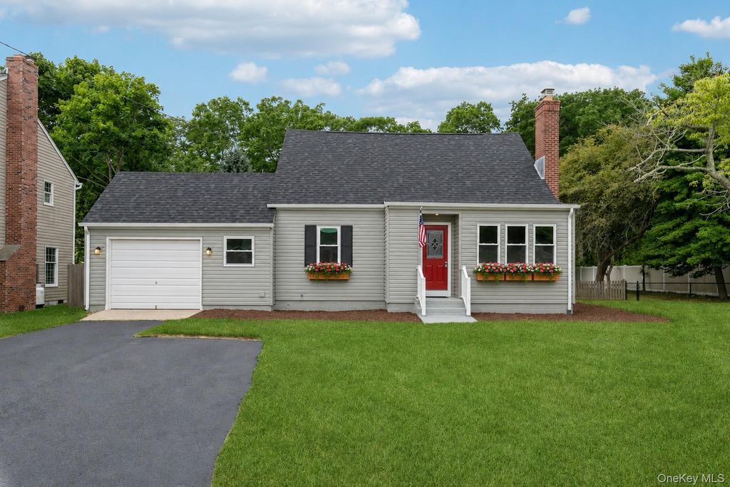 54 N Ocean Avenue, Center Moriches, NY 11934