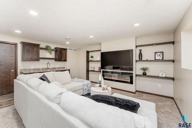 9500 W Richie Cir, Sioux Falls, SD 57106