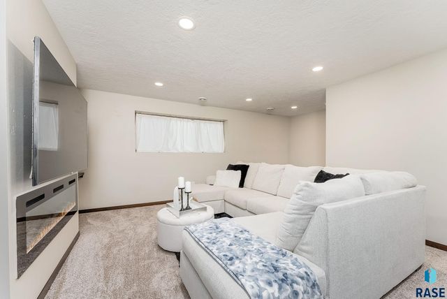 9500 W Richie Cir, Sioux Falls, SD 57106