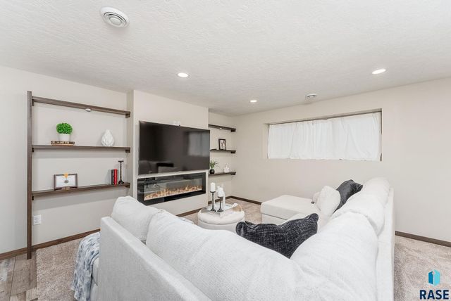 9500 W Richie Cir, Sioux Falls, SD 57106