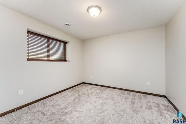 9500 W Richie Cir, Sioux Falls, SD 57106