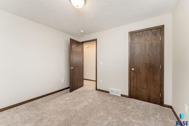 9500 W Richie Cir, Sioux Falls, SD 57106