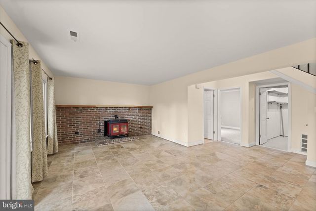 131 EVERGREEN ST, Sterling, VA 20164