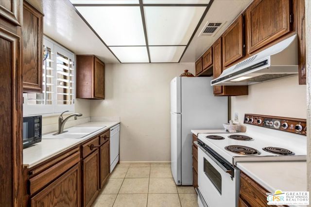 1050 E Ramon Road 15, Palm Springs, CA 92264