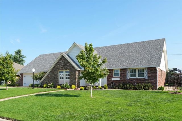 2505 W Orleans Drive, Rogers, AR 72758