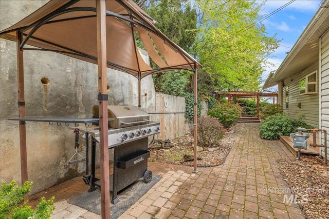 2624 N Hillway Dr, Boise, ID 83702