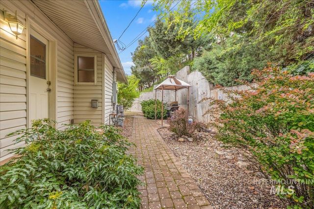 2624 N Hillway Dr, Boise, ID 83702