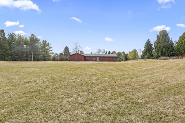 S52W33462 Red Fox WAY, North Prairie, WI 53153