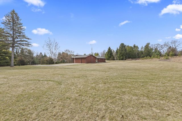 S52W33462 Red Fox WAY, North Prairie, WI 53153