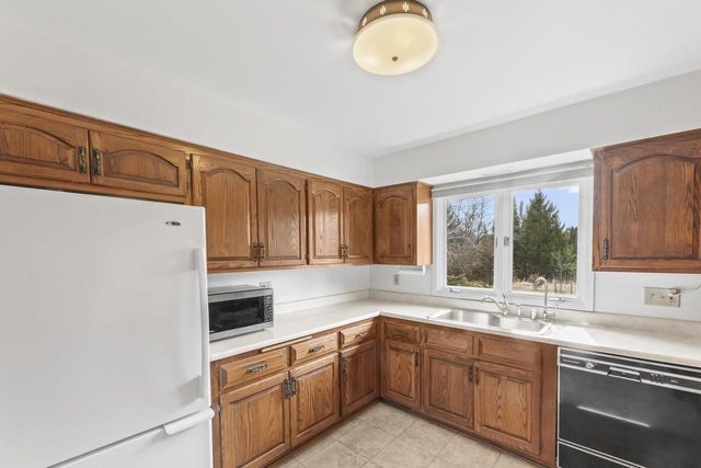 S52W33462 Red Fox WAY, North Prairie, WI 53153