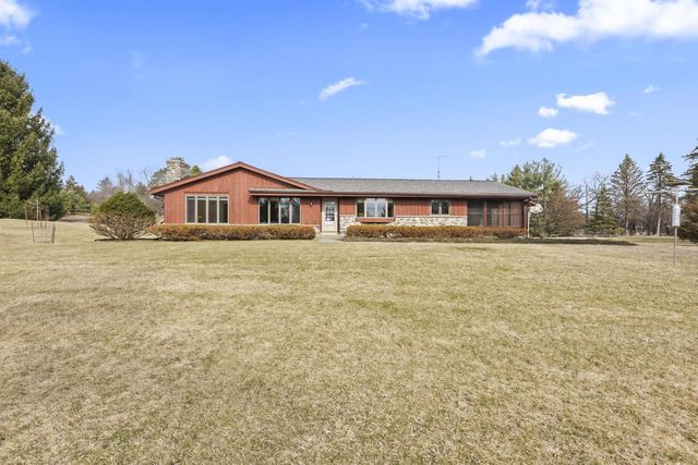 S52W33462 Red Fox WAY, North Prairie, WI 53153