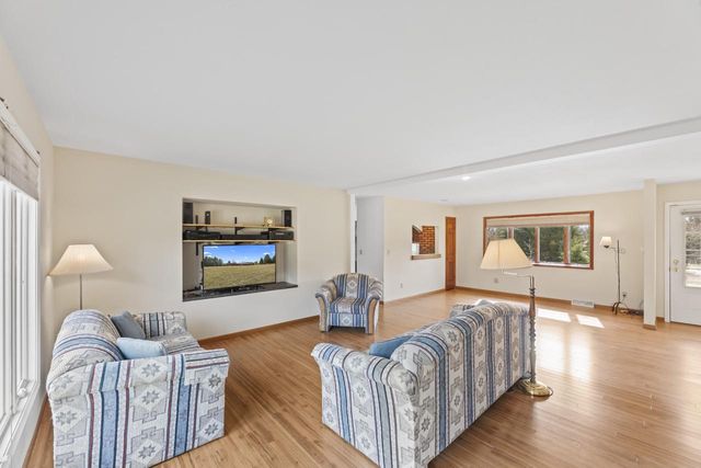 S52W33462 Red Fox WAY, North Prairie, WI 53153