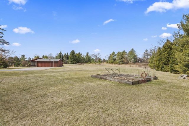 S52W33462 Red Fox WAY, North Prairie, WI 53153