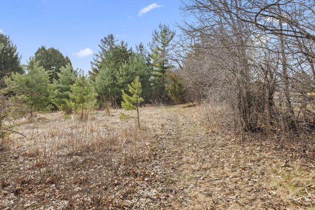 S52W33462 Red Fox WAY, North Prairie, WI 53153