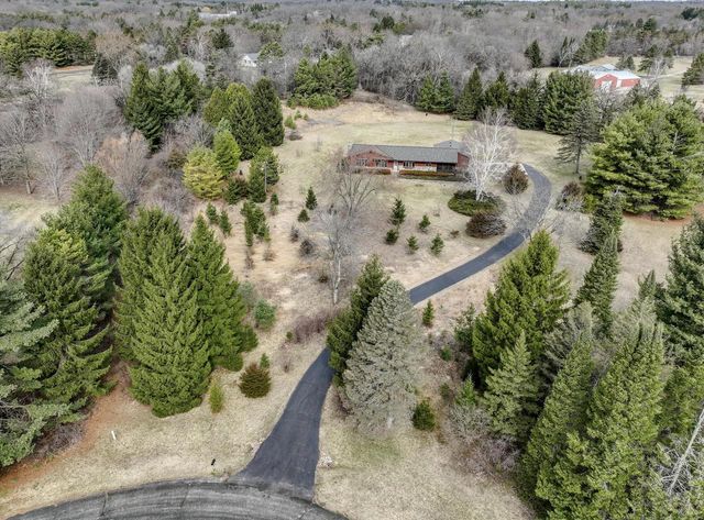 S52W33462 Red Fox WAY, North Prairie, WI 53153