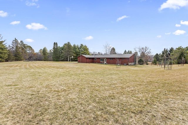 S52W33462 Red Fox WAY, North Prairie, WI 53153