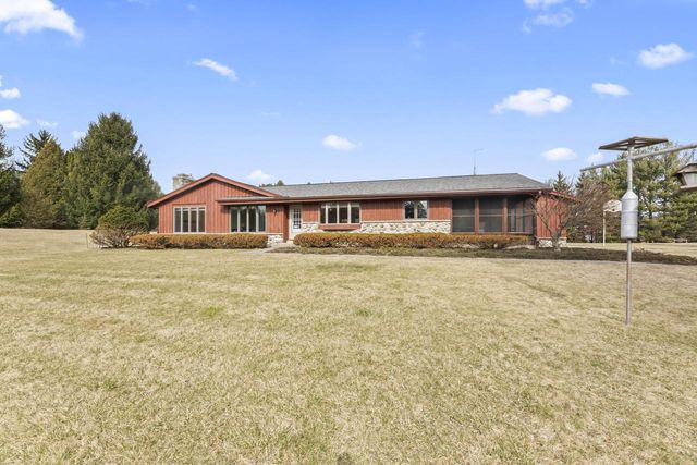 S52W33462 Red Fox WAY, North Prairie, WI 53153