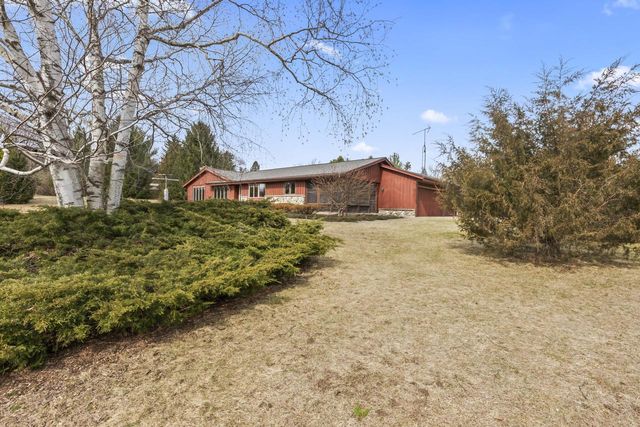 S52W33462 Red Fox WAY, North Prairie, WI 53153