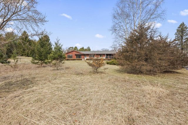 S52W33462 Red Fox WAY, North Prairie, WI 53153