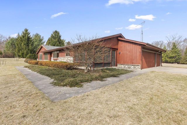 S52W33462 Red Fox WAY, North Prairie, WI 53153