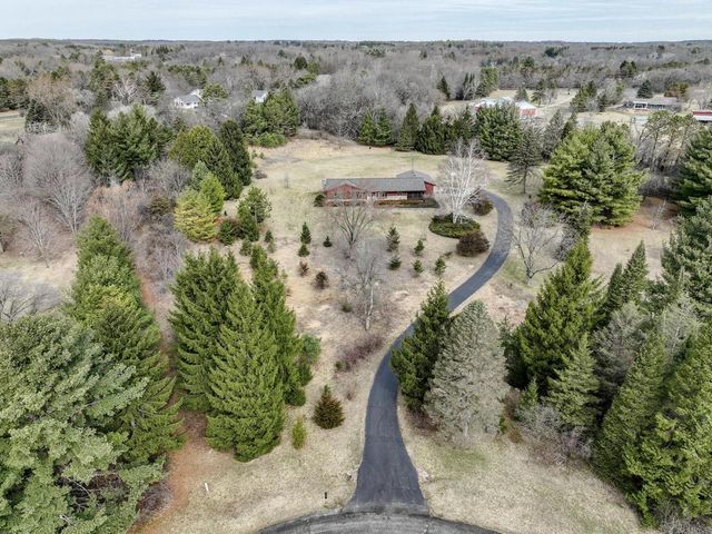 S52W33462 Red Fox WAY, North Prairie, WI 53153