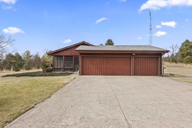 S52W33462 Red Fox WAY, North Prairie, WI 53153