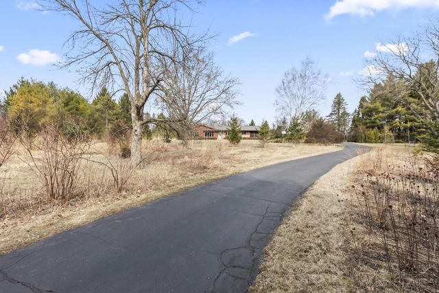 S52W33462 Red Fox WAY, North Prairie, WI 53153