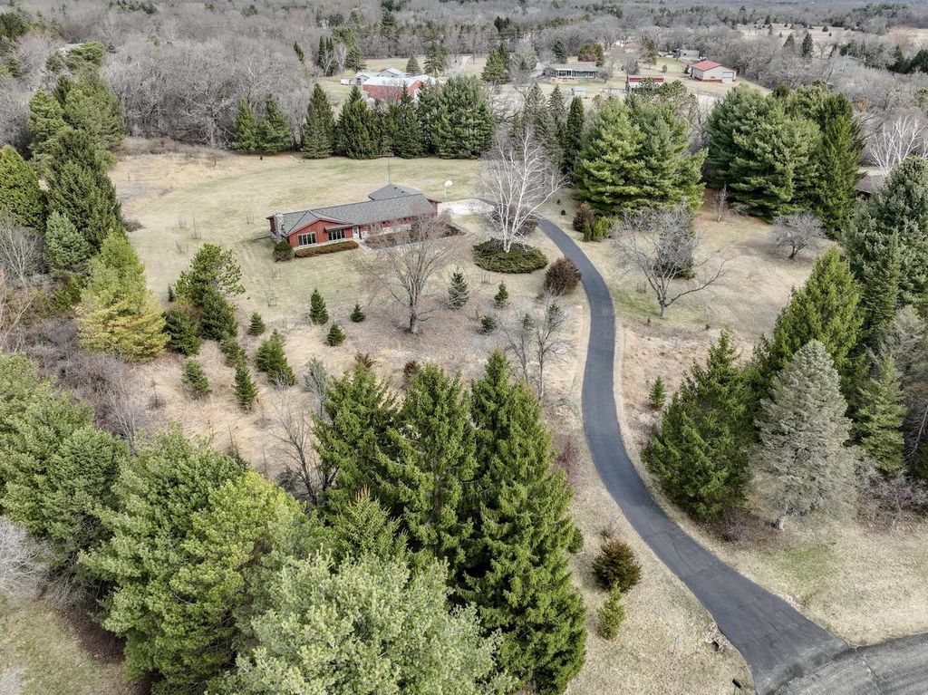 S52W33462 Red Fox WAY, North Prairie, WI 53153