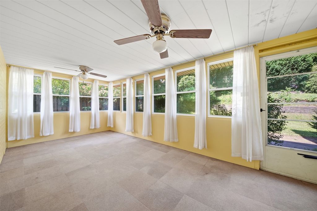 Image 9 of property listing at 1816 80th Street, Windsor Heights, IA 50324