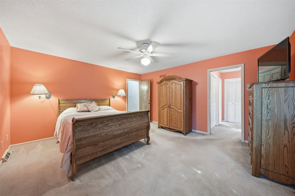 Image 12 of property listing at 1816 80th Street, Windsor Heights, IA 50324