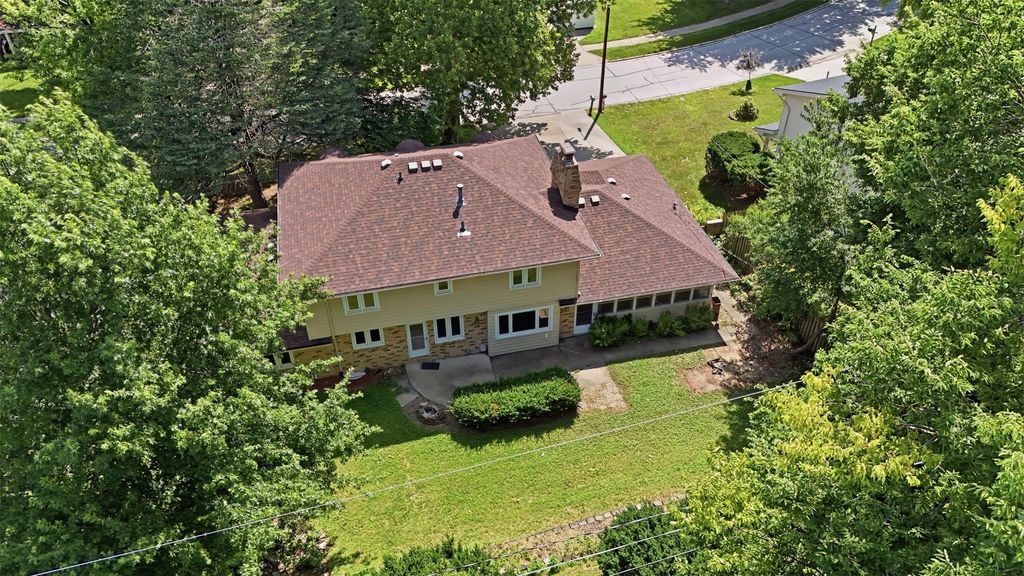 Image 24 of property listing at 1816 80th Street, Windsor Heights, IA 50324